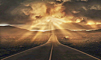 photo-route-dans-le-désert-avec-percée-lumière-via-les-nuages